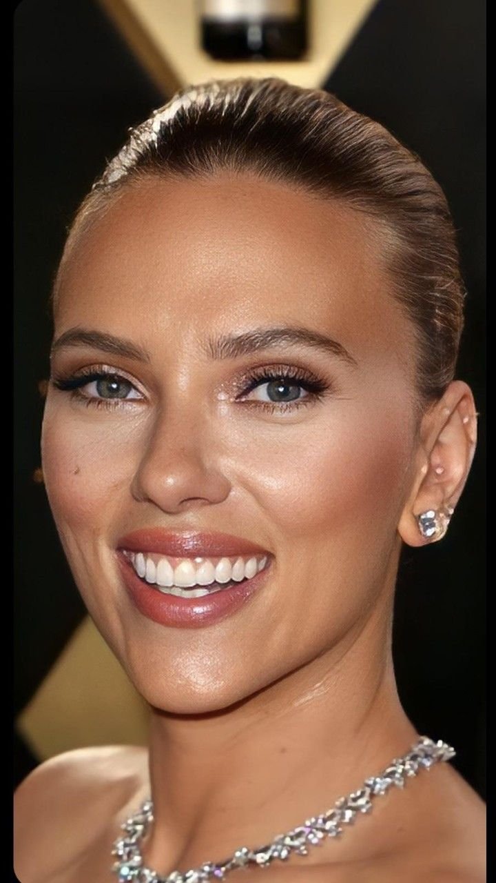 RYA50CXV Celeb Queens 03.jpg